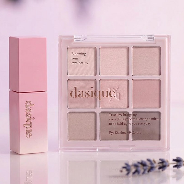 Ensemble de maquillage d'été froid de la marque Dasique, comprenant des produits colorés pour un look estival frais.