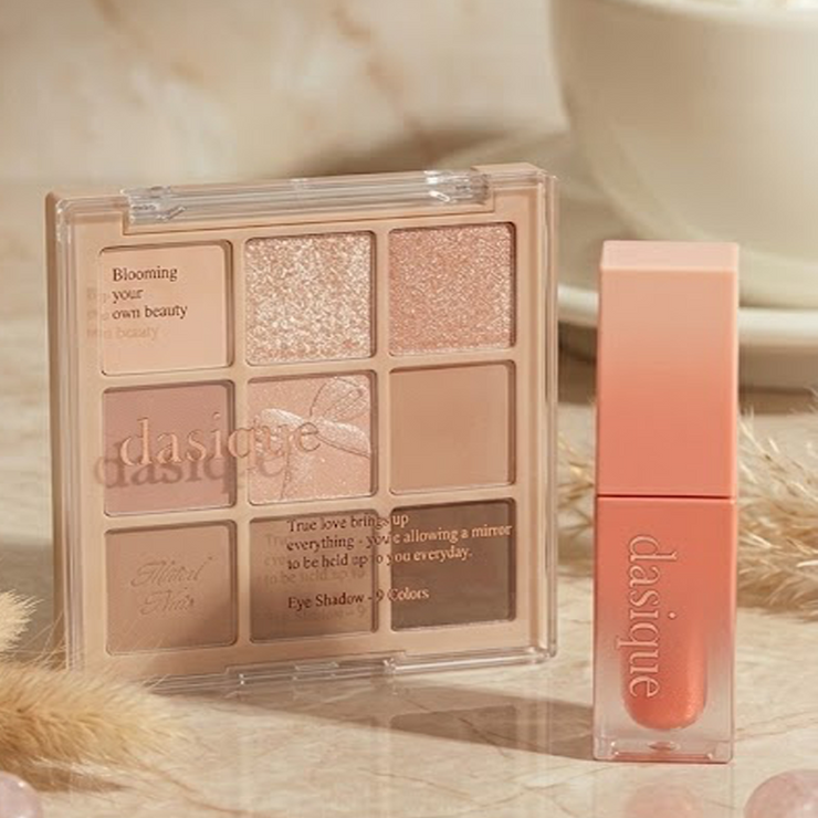 Ensemble de maquillage d'automne chaud de la marque Dasique, comprenant des teintes riches et chaleureuses pour le visage.
