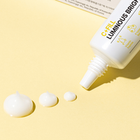 Crème contour des yeux illuminatrice de DIFFER&DEEPER, texture légère et hydratante pour un regard éclatant.