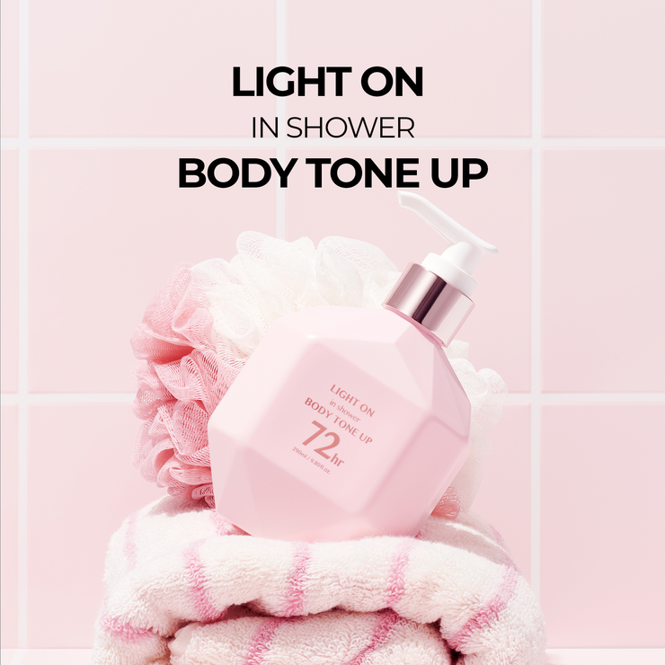 Tube de soin lumineux pour le corps BOM Light On In Shower Body Tone Up, visage et corps, en action sous la douche.