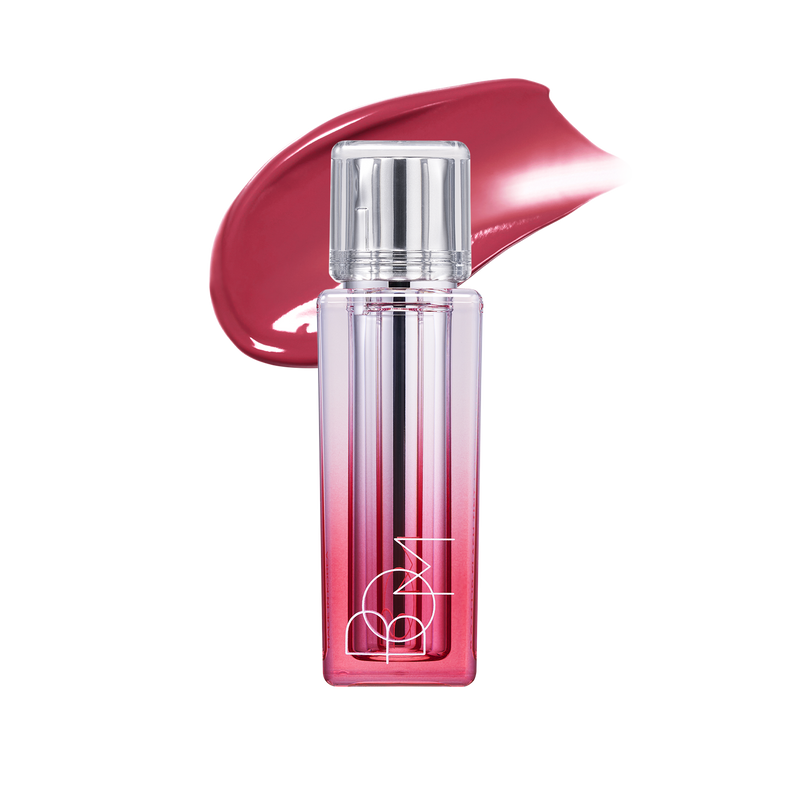 Baume à lèvres Lip Flash Tint de BOM avec fini brillant et couleur éclatante, appliqué sur les lèvres.