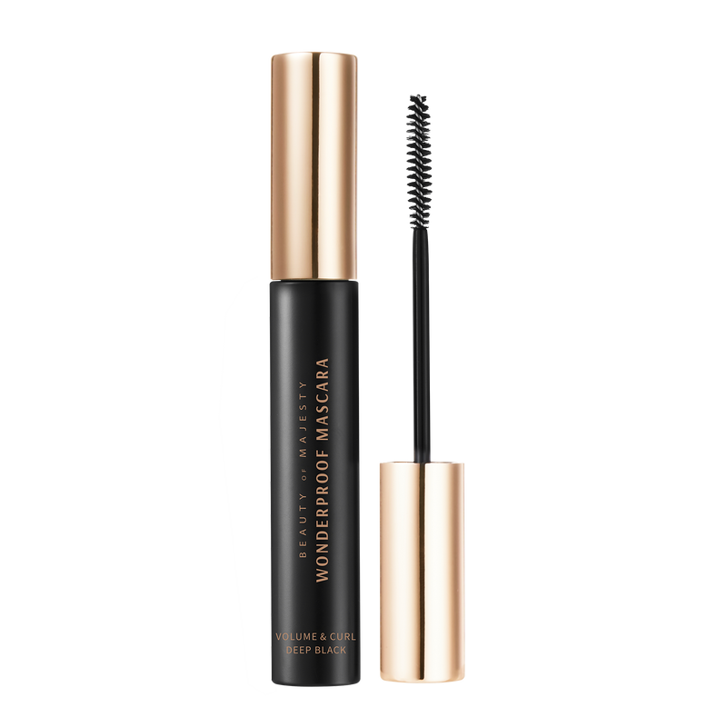 Mascara Wonderproof Volume&Curl de BOM, brosse épaisse appliquant du mascara noir profond sur des cils bien définis.