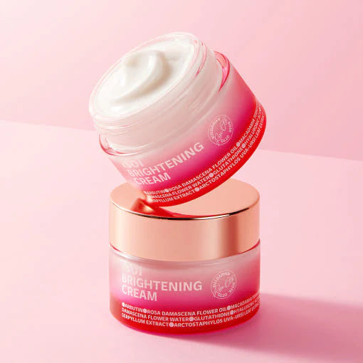 Crème éclaircissante ISOI de 55ml dans un pot avec texture hydratante visible.