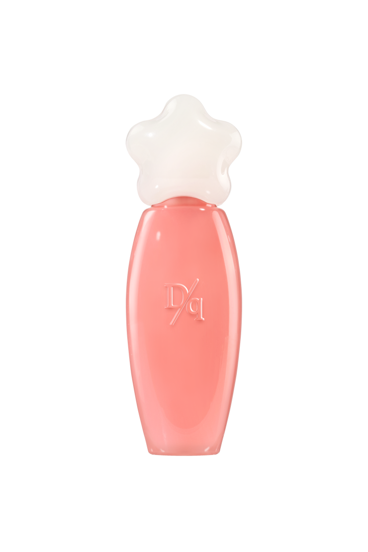 Gloss à lèvres transparent Dasique Pure Water avec fini brillant et texture légère, appliqué sur des lèvres naturelles.