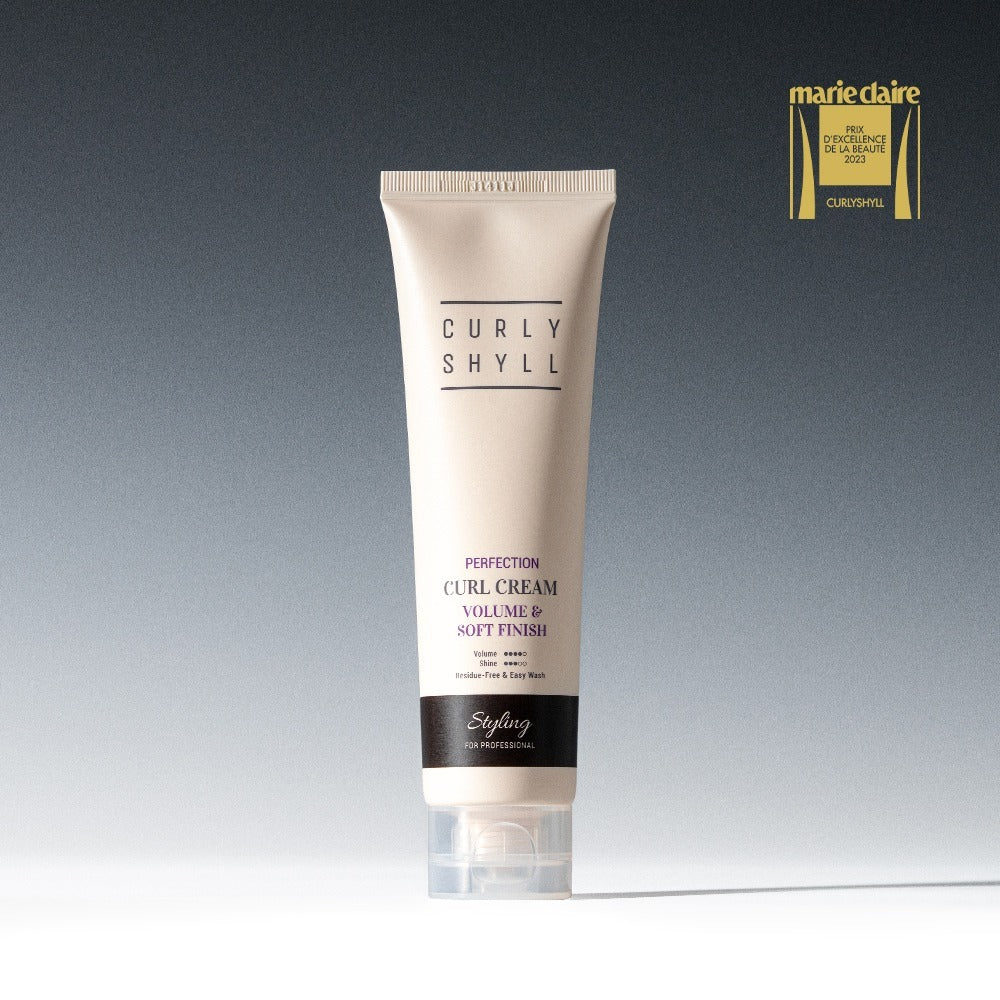 Crème pour boucles Curlyshyll pour cheveux bouclés, texture crémeuse et application sur cheveux mouillés, logo de la marque visible