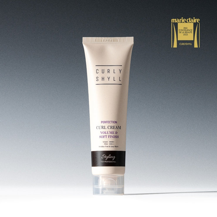 Crème pour boucles Curlyshyll pour cheveux bouclés, texture crémeuse et application sur cheveux mouillés, logo de la marque visible
